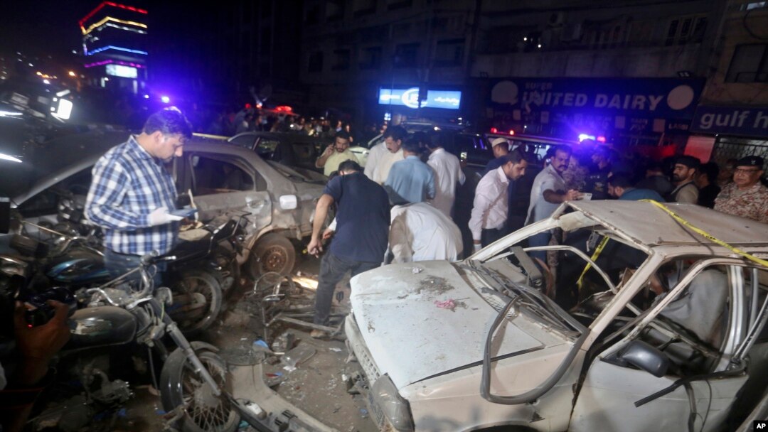 Penyidik Pakistan memeriksa lokasi ledakan bom, di Karachi, Pakistan, pada 12 Mei 2022, sebagai ilustrasi. (Foto: AP)