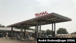 Les entreprises françaises saccagées au Tchad, le 14 mai 2022. (VOA/André Kodmadjingar)