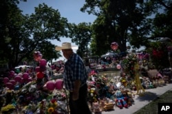 Cveće, baloni i mekane igračke prekrivaju mesto sećanja na ubijene u pucnjavi, na gradskom trgu u Juvaldeu, Teksas, 29. maja 2022.