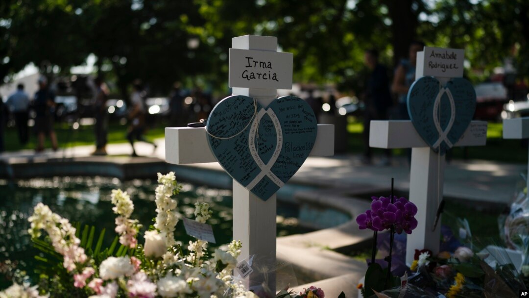Esta fotografía del jueves 26 de mayo de 2022 muestra una cruz de madera en honor a Irma Garcia, una profesora que perdió la vida en el tiroteo en una escuela primaria de Uvalde, Texas. (AP Foto/Jae C. Hong)