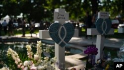 Esta fotografía del jueves 26 de mayo de 2022 muestra una cruz de madera en honor a Irma Garcia, una profesora que perdió la vida en el tiroteo en una escuela primaria de Uvalde, Texas. (AP Foto/Jae C. Hong)