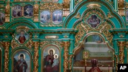2022年5月28日星期六，基辅佩乔尔斯克修道院一位牧师正在主持一场弥撒。由于俄罗斯入侵乌克兰，原隶属于俄罗斯东正教总会的乌克兰东正教会宣布脱离俄罗斯东正教总会。-美联社照片