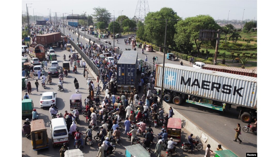 Kendaraan dengan kontainer pengiriman diparkir untuk memblokir jalan, menjelang protes yang direncanakan menuju Islamabad oleh perdana menteri terguling Imran Khan, di Lahore, Pakistan 24 Mei 2022. (Foto: REUTERS/Mohsin Raz)a