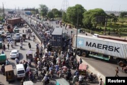 Kendaraan dengan kontainer pengiriman diparkir untuk memblokir jalan, menjelang protes yang direncanakan menuju Islamabad oleh perdana menteri terguling Imran Khan, di Lahore, Pakistan 24 Mei 2022. (Foto: REUTERS/Mohsin Raz)a