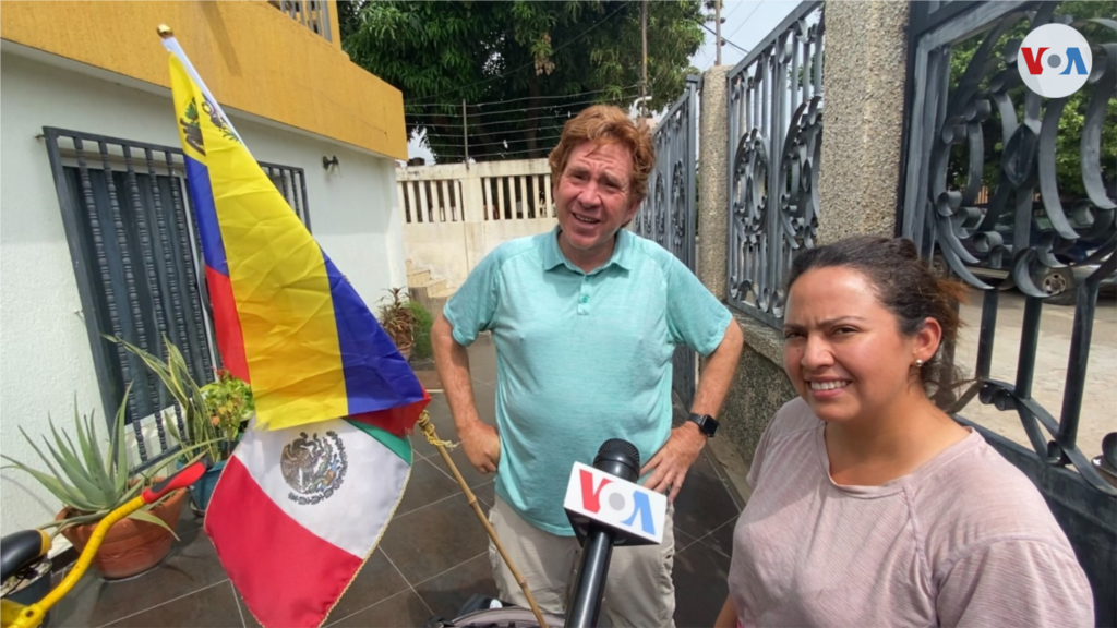 Los cicloturistas Juan Pablo y Xiomara Garza conversan con la VOA durante la última parada de su ciclotour, en el sector 18 de octubre, de Maracaibo, Venezuela.