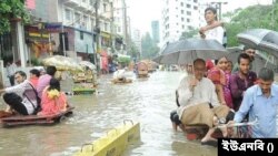 টানা কয়েক ঘণ্টার বৃষ্টিতে চট্টগ্রাম মহানগরীর অনেক রাস্তা তলিয়ে গেছে। 