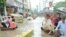 টানা কয়েক ঘণ্টার বৃষ্টিতে চট্টগ্রাম মহানগরীর অনেক রাস্তা তলিয়ে গেছে। 