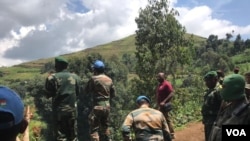 Bayi mamapinga ma Ekolo Congo démocratique (FARDC) na Misala mya koyiikisa kimya makasi ya ONU na RDC (MONUSCO) na bitumba na batomboki ba M23 na Rutshuru, Nord-Kivu, RDC, 13 mai 2022. (VOA/Austere Malivika)