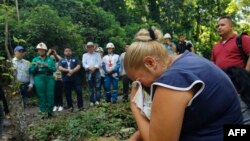 Una autoridad habla con familiares de mineros atrapados tras una explosión en Zulia, departamento de Norte de Santander, Colombia, el 31 de mayo de 2022.