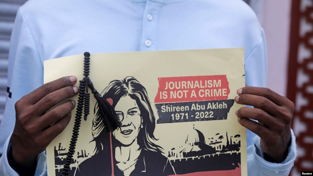 Umwe mu banyagihugu afise ifoto ya Nyakwigendera, Shireen 