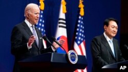 조 바이든 미국 대통령과 윤석열 한국 대통령이 21일 정상회담을 마친 후 공동기자회견에서 공동성명을 발표했다.