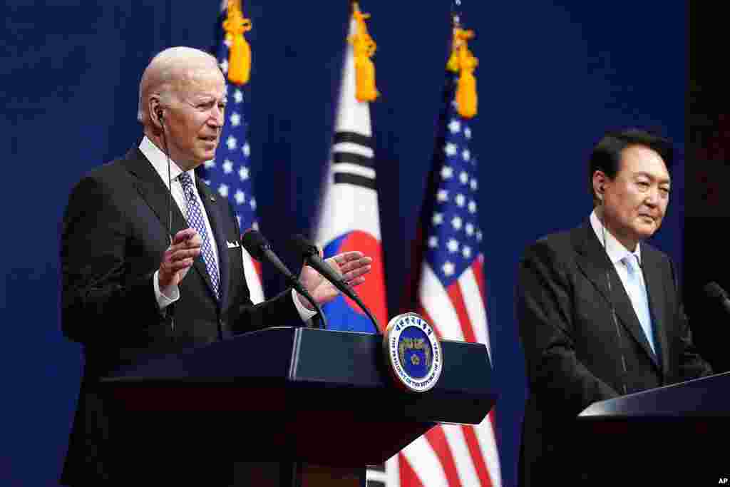 조 바이든(왼쪽) 미국 대통령과 윤석열 한국 대통령이 21일 용산 대통령실 청사에서 회담 후 공동회견하고 있다.