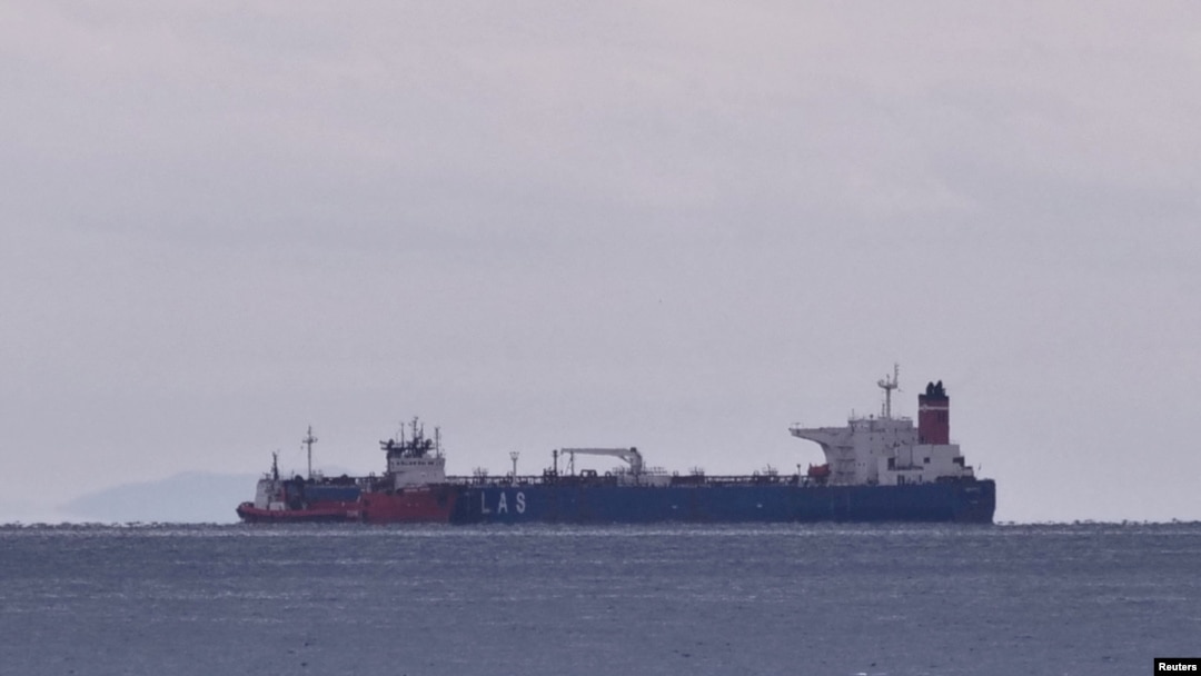 Kapal tanker Pegas berbendera Yunani tampak berlabuh menuju wilayah pesisir Karystos di Pulau Evia, Yunani, pada 19 April 2022. (Foto: Reuters/Vassilis Triandafyllou)