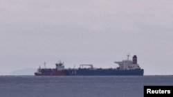 Kapal tanker Pegas berbendera Yunani tampak berlabuh menuju wilayah pesisir Karystos di Pulau Evia, Yunani, pada 19 April 2022. (Foto: Reuters/Vassilis Triandafyllou)