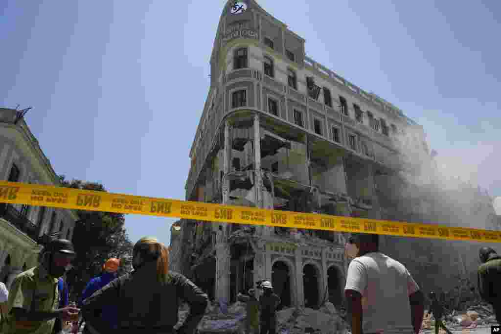 El Hotel Saratoga de cinco estrellas sufre graves da&#241;os tras una explosi&#243;n en La Habana Vieja, Cuba, el viernes 6 de mayo de 2022.