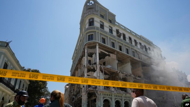 El Hotel Saratoga de cinco estrellas sufre graves daños tras una explosión en La Habana Vieja, Cuba, el viernes 6 de mayo de 2022.