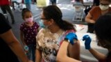 Seorang remaja sedang menerima vaksin COVID-19 di sebuah klinik di Orange, California, 28 Agustus 2021. (Foto: Jae C. Hong/AP Photo)