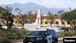 Sebuah mobil polisi terparkir di dekat Gereja Geneva Presbyterian di Laguna Woods, California, pada 15 Mei 2022. Penembakan terjadi di gereja tersebut dan menewaskan satu orang. (Foto: Reuters/David Swanson)