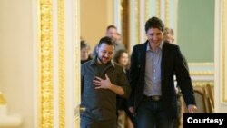 加拿大总理特鲁多（右）2022年5月8日在基辅会见乌克兰总统泽连斯基（加拿大总理办公室提供照片）