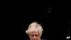 Waziri mkuu wa Uingereza Boris Johnson akiondoka kwenye ofisi yake kuhudhuria kikao cha masuali cha kila wiki cha Bunge la Uingereza, mjini London, May 25, 2022. Picha ya AP
