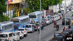 Pengemudi antre di sepanjang jalan untuk membeli bahan bakar di SPBU Ceylon Petroleum Corporation di Kolombo pada 18 Mei 2022. Sri Lanka yang didera utang sedang berusaha mempercepat upaya mewujudkan pakta perdagangan yang macet dengan Thailand. (Foto: AFP)