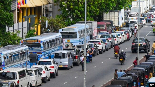 Kelangkaan BBM telah melanda Kolombo, Sri Lanka sejak beberapa bulan terakhir sehingga kendaraan-kendaraan pun kesulitan mendapatkan BBM (foto: dok).