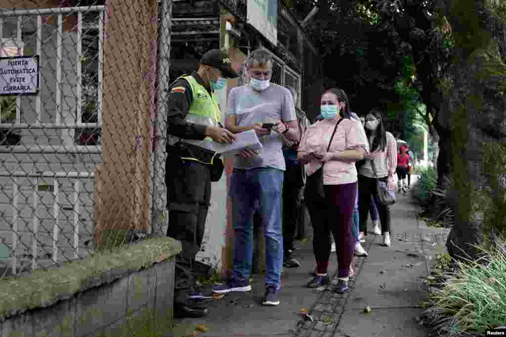 La gente hace fila para emitir sus votos en un colegio electoral durante la primera vuelta de las elecciones presidenciales en Medellín, Colombia, el 29 de mayo de 2022. REUTERS/Chelo Camacho&nbsp;