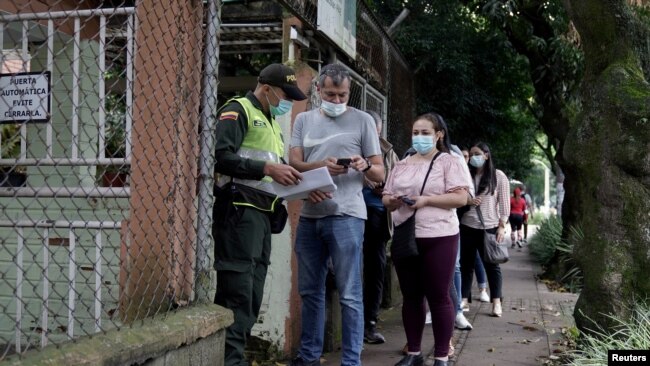 En fotos: Los colombianos votan para elegir un nuevo presidente.