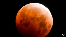 Un eclipse total de luna observado en Santa Mónica, California, el 26 de mayo de 2021.