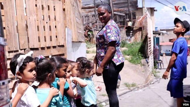 Cerca de 40% de los niños en Petare asisten a tareas dirigidas, según un informe de la ONG Un Estado de Derecho. Foto Nicole Kolster, VOA.