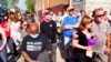 Ljudi se okupljaju ispred mjesta pucnjave u supermarketu u Buffalu, N.Y., 15. maja 2022. 