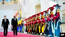 조 바이든(가운데) 미국 대통령과 윤석열 한국 대통령이 21일 서울 국립중앙박물관 공식 환영만찬장에 들어서고 있다.