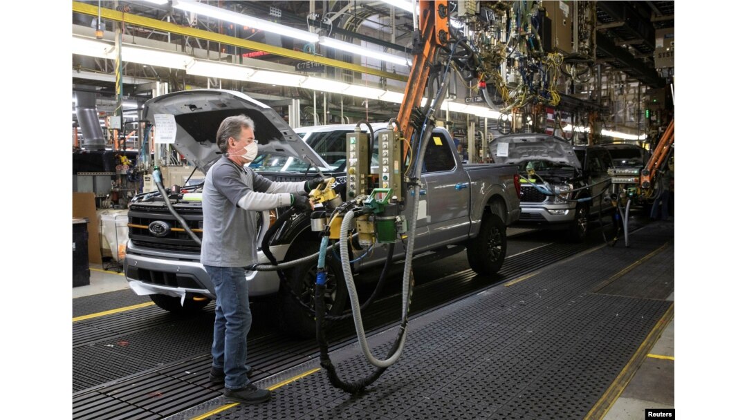Michigan'da Ford kamyonet fabrikasında bir çalışan