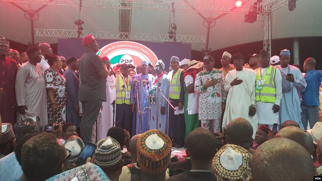 Atiku Abubakar a yayin da Ya Lashe Zaben Fidda Gwani Na PDP Don Takarar Shugabancin Najeriya A 2023