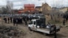 Investigadores forenses franceses, que llegaron a Ucrania para la investigación de crímenes de guerra en medio de la invasión de Rusia, se encuentran junto a una fosa común en la ciudad de Bucha, en la región de Kiev, Ucrania, el 12 de abril de 2022.