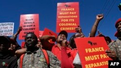 "La France a ses sales petits doigts encore profondément enfoncés dans ses anciennes colonies françaises. Les pays africains ne peuvent pas respirer", selon les Combattants pour la liberté économique.