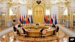 Presiden Rusia Vladimir Putin (tengah) ketika menjadi tuan rumah pertemuan pemimpin negara-negara Asia Tengah bekas Soviet di Moskow, Rusia 16 Mei 2022 (foto: dok). 