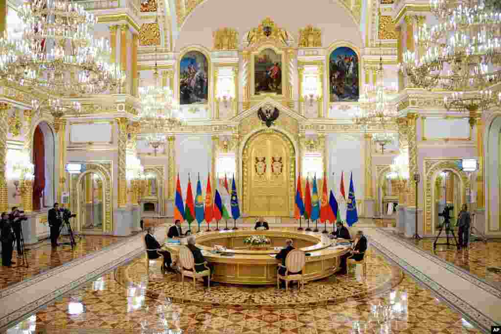 (L to R) - Kazakhstan&#39;s President Kassym-Jomart Tokayev, Kyrgyzstan&#39;s President Sadyr Japarov, Russian President Vladimir Putin, Tajikistan&#39;s President Emomali Rahmon, Armenian Prime Minister Nikol Pashinyan, Secretary General of the Collective Security Treaty Organization (CSTO)&nbsp;Stanislav Zas, and Belarusian President Alexander Lukashenko hold a meeting of the leaders of the Collective Security Treaty Organization member states at the Kremlin in Moscow, Russia.&nbsp;