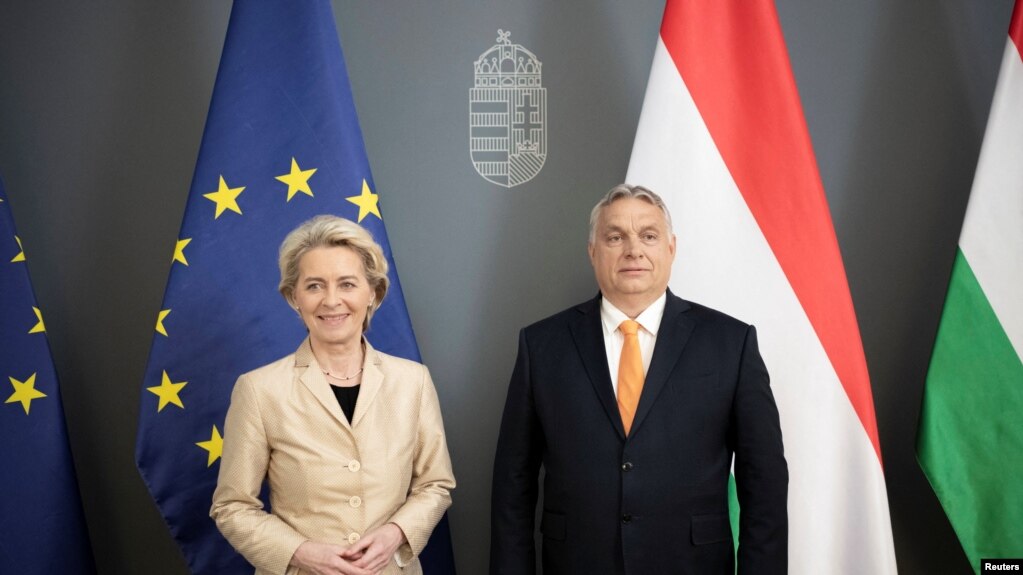 匈牙利总理维克特·奥尔班（Viktor Orban）与欧洲委员会主席尤尔苏拉·冯·德莱严（Ursula von der Leyen）2022年5月9号在匈牙利首都布达佩斯他会晤时合影。-路透社照片 (photo:VOA)