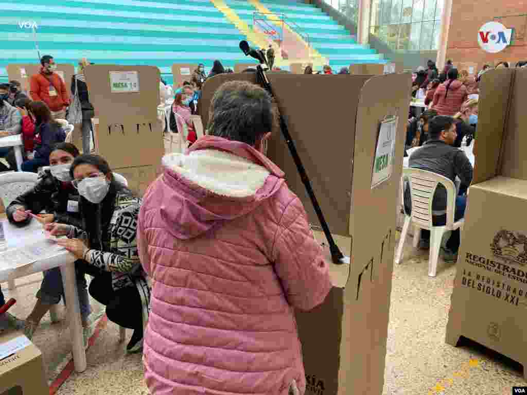 El resto de la jornada se mantuvo tranquila y con una alta afluencia a las urnas, que cerraron a las 4 p.m. hora local. Poco después, comenzó el escrutinio.