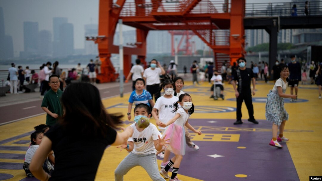 Anak-anak bermain di taman tepi sungai, setelah pencabutan lockdown di Shanghai, China, 1 Juni 2022. (Foto: Reuters)