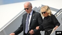 Presidente americano Joe Biden e a primeira-dama Jill Biden descem do Air Force One à chegada ao Kelly Field, em San Antonio, Texas, 29 de Maio, 2022. 