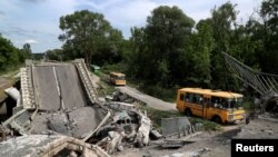 Evakuacioni autobusi napuštaju teritoriju pod ruskom kontrolom, 30. maj 2022.