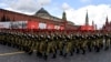 Des militaires russes marchent sur la Place Rouge lors du défilé militaire du Jour de la Victoire, à Moscou, le 9 mai 2022.