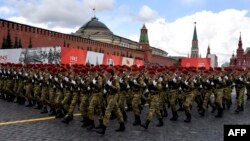 Des militaires russes marchent sur la Place Rouge lors du défilé militaire du Jour de la Victoire, à Moscou, le 9 mai 2022.