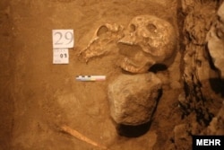 کشف ۴ گور تاریخی در کف خانه‌های روستایی تپه اهرنجان، آذربایجان غربی - مهر