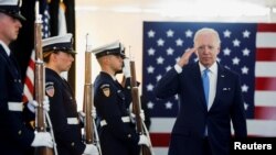 조 바이든(오른쪽) 미국 대통령이 1일 워싱턴 D.C.에서 열린 린다 페이건 신임 미 해안경비대 사령관 취임식에 참석하고 있다. 