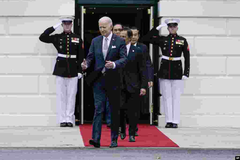 ប្រធានាធិបតីសហរដ្ឋអាមេរិកលោក Joe Biden ដើរជាមួយមេដឹកនាំនៃបណ្តាប្រទេសជាសមាជិកអាស៊ាន ដើម្បីថតរូបរួមគ្នា នៅសេតវិមាន ក្នុងរដ្ឋធានីវ៉ាស៊ីនតោន ថ្ងៃទី ១២ ខែឧសភា ឆ្នាំ ២០២២។