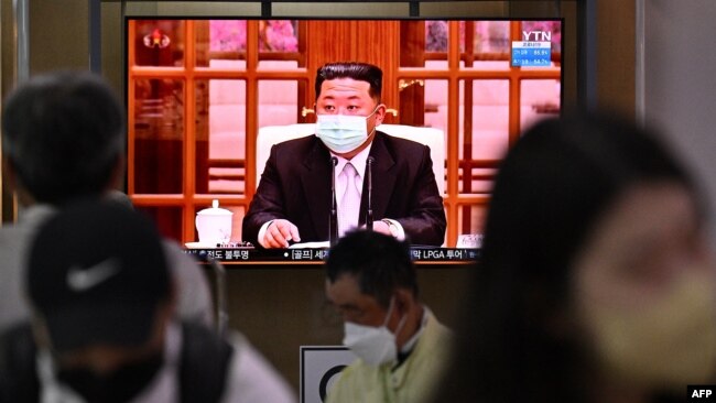 북한 관영매체는 12일 김정은 국무위원장이 마스크를 쓴 채 회의를 주재하는 모습을 공개했다. 한국 서울역에 설치된 TV에 관련 뉴스가 나오고 있다.