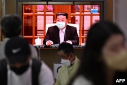 북한 관영매체는 12일 김정은 국무위원장이 마스크를 쓴 채 회의를 주재하는 모습을 공개했다. 한국 서울역에 설치된 TV에 관련 뉴스가 나오고 있다.